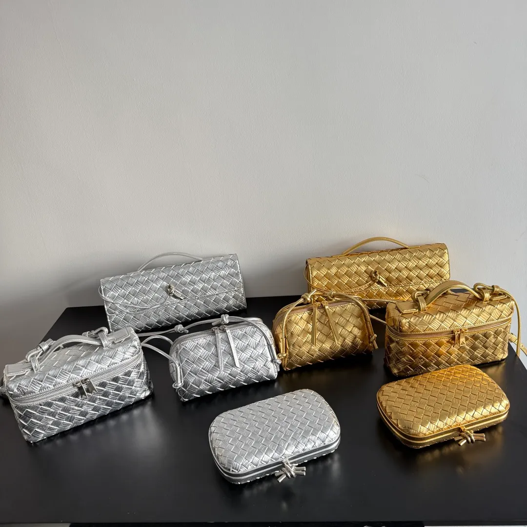 Bottega Veneta's magnificent woven series directly engraves "shine" 💫 into its DNA! Luxurious texture, a must-have for C-positions at year-end parties🌟